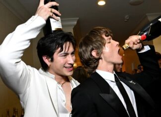 Російські вболівальники порушують закон, щоб дивитися дивну хокейну романтику