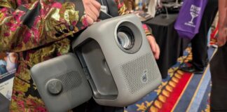 Le projecteur P1i d’Anker comprend des haut-parleurs directionnels pour un son immersif