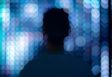 Небезпечна ілюзія свідомості штучного інтелекту: чому ми повинні припинити гуманізацію машин