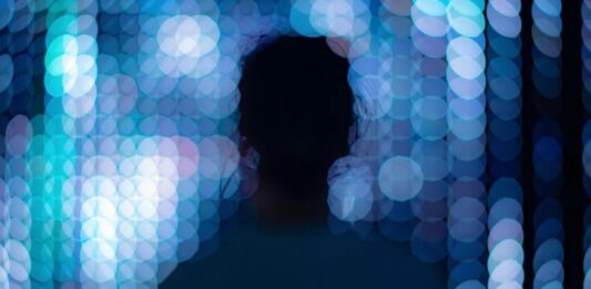 Небезпечна ілюзія свідомості штучного інтелекту: чому ми повинні припинити гуманізацію машин