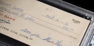 Historyczny paragon Apple sprzedany na aukcji za 2,4 miliona dolarów