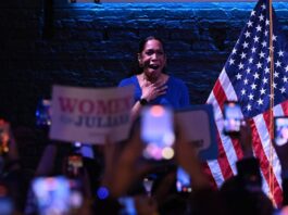 Страттон Перемагає на Первинних Виборах до Сенату штату Іллінойс, позначаючи Зсув у Демократичній Політиці