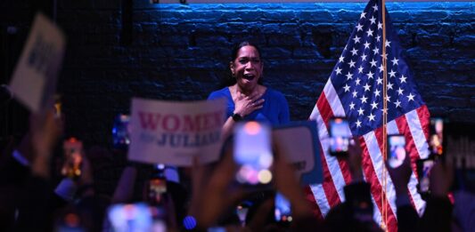 Страттон Перемагає на Первинних Виборах до Сенату штату Іллінойс, позначаючи Зсув у Демократичній Політиці