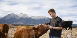 Peter Thiel respalda una startup que revoluciona la ganadería con collares inteligentes